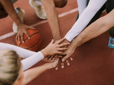Auf diesem Foto ist eine Sportmannschaft zu sehen