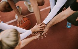 Auf diesem Foto ist eine Sportmannschaft zu sehen