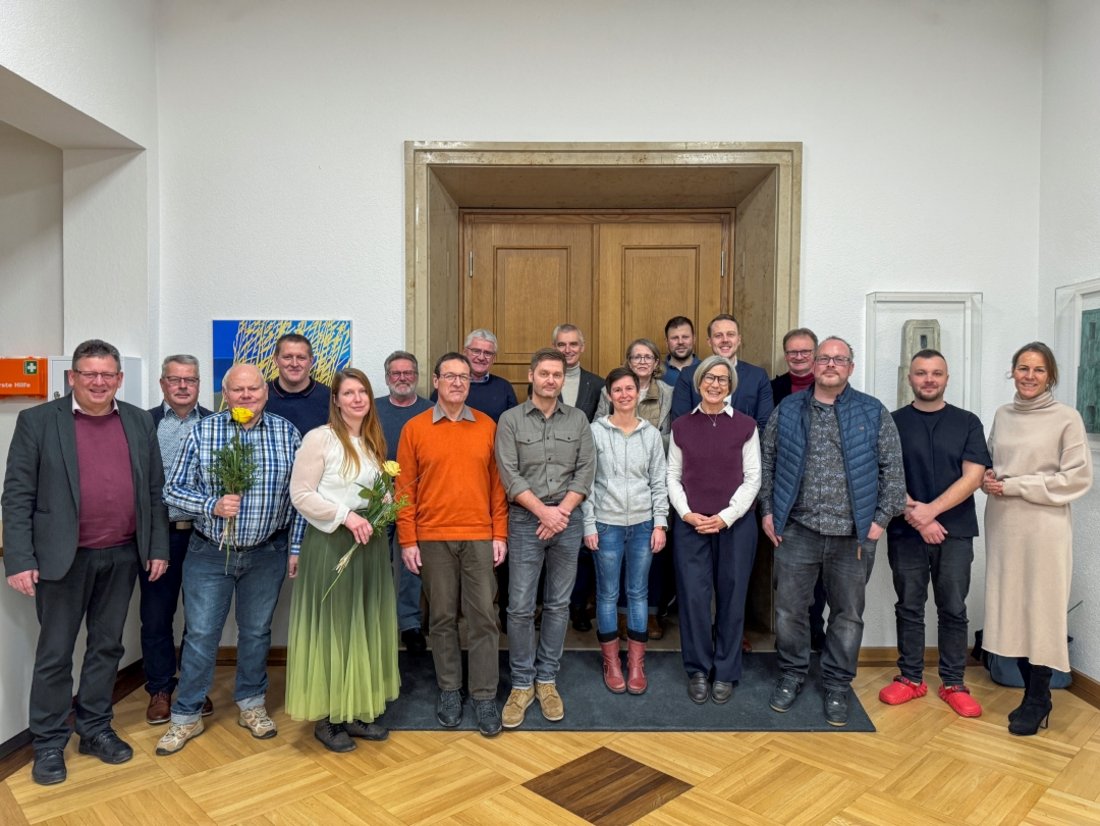 Auf dem Bild sind 19 Personen zu sehen, die vor dem Großen Saal des Rathauses stehen.