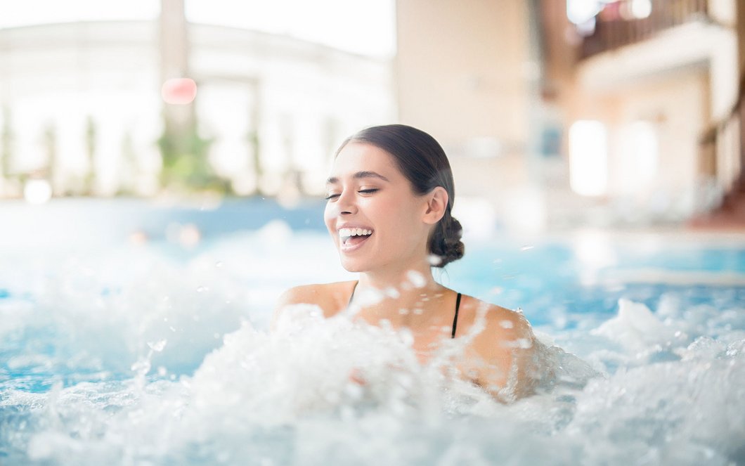 Frau im Schwimmbad