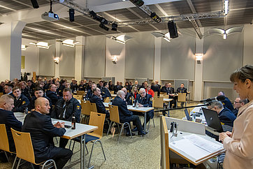 Oberbürgermeisterin Eva Döhla spricht zur Hofer Feuerwehr