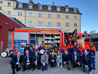 Auf dem Bild sieht man Mitglieder der Feuerwehr Hof und Vertreter der Stadt Hof und des Lion-Clubs.