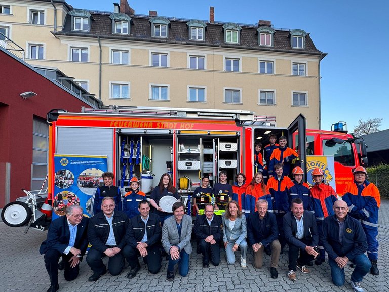Auf dem Bild sieht man Mitglieder der Feuerwehr Hof und Vertreter der Stadt Hof und des Lion-Clubs.