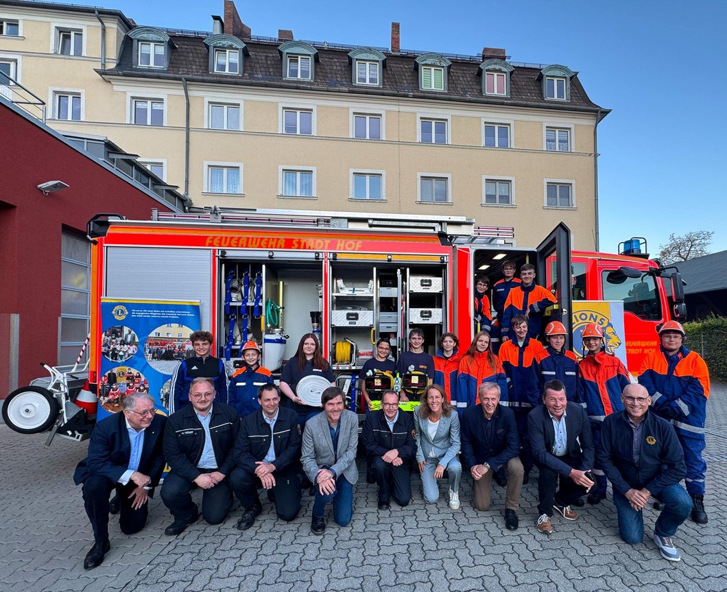 Auf dem Bild sieht man Mitglieder der Feuerwehr Hof und Vertreter der Stadt Hof und des Lion-Clubs.