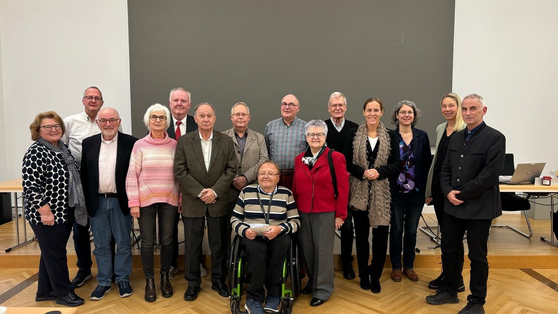 Auf dem Foto sind die elf Mitglieder des Seniorenrates zu sehen. Neben ihnen stehen die Oberbürgermeisterin und Vertreter der Stadtverwaltung.