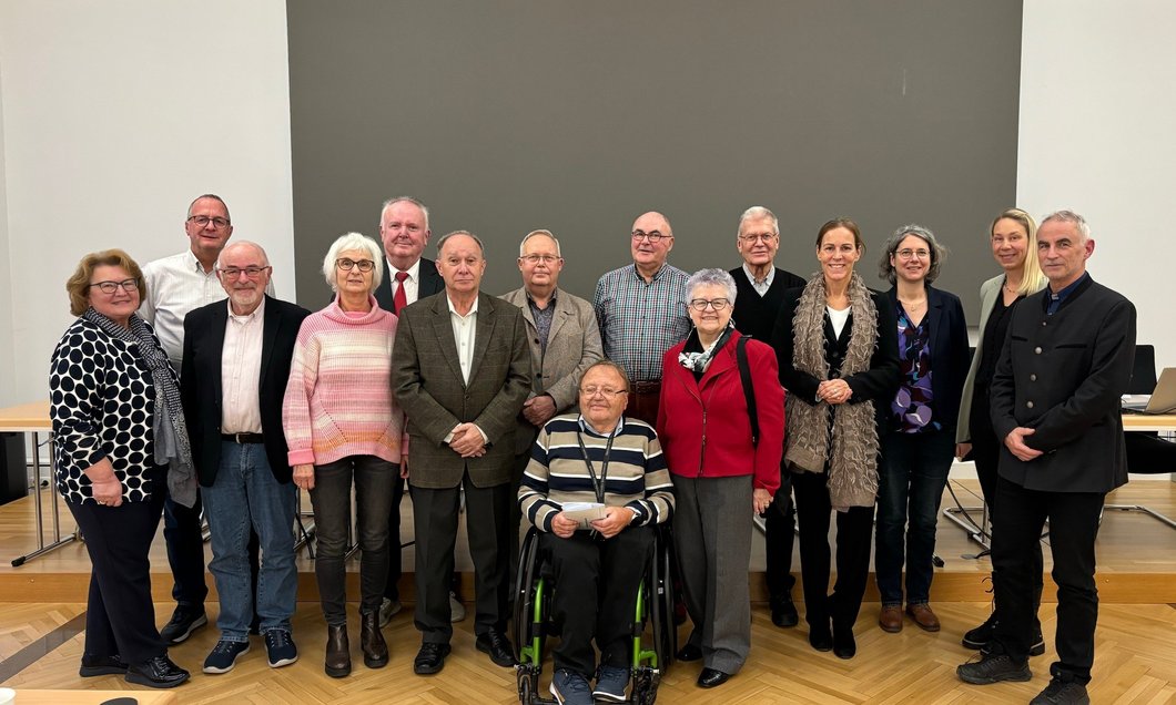 Photo: City of Hof Auf dem Foto sind die elf Mitglieder des Seniorenrates zu sehen. Neben ihnen stehen die Oberbürgermeisterin und Vertreter der Stadtverwaltung.