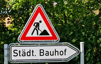 Auf diesem Foto ist ein Straßenschild zum städtischen Bauhof zu sehen