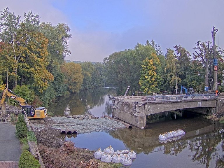 Auf dem Bild sieht man die Angerbrücke, die zur Hälfte abgerissen ist