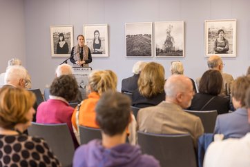 Oberbürgermeisterin Eva Döhla begrüßt die Gäste der Ausstellungseröffnung in der Freiheitshalle.
