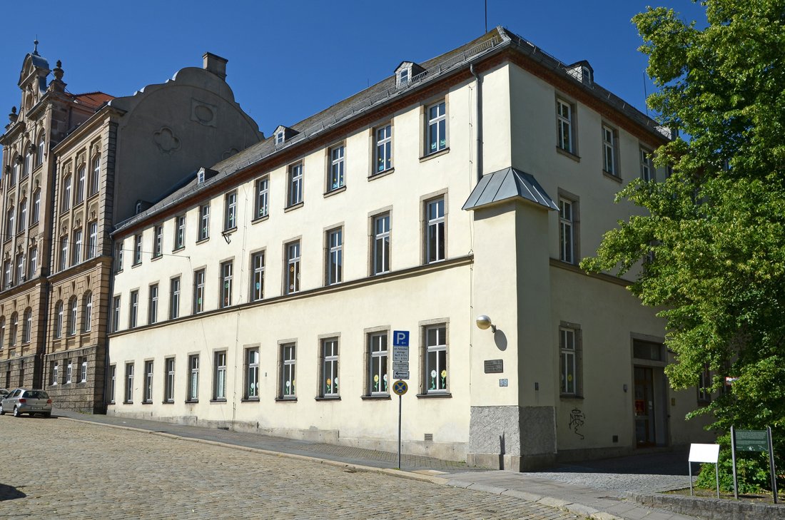 Auf dem Bild ist ein mehrstöckiges Gebäude zu sehen.