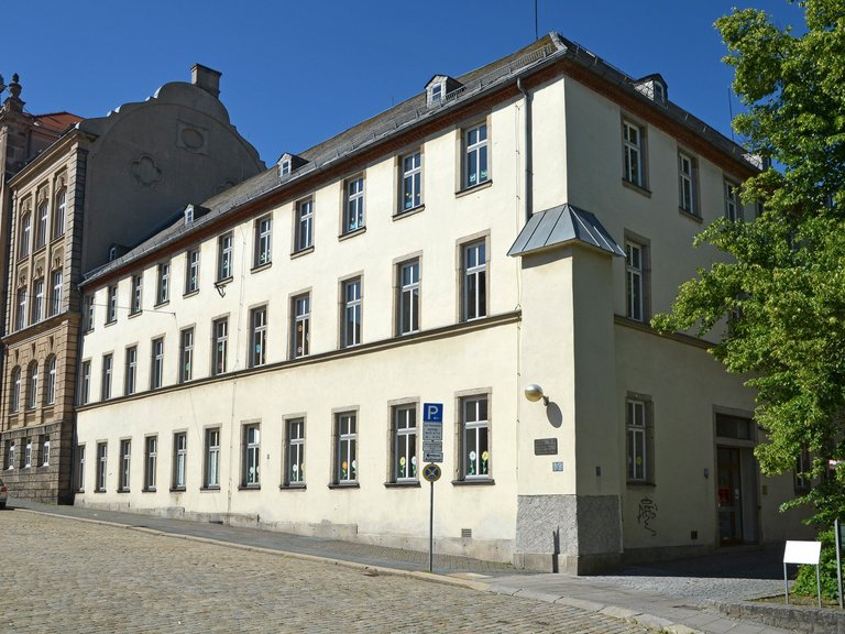 Auf dem Bild ist ein mehrstöckiges Gebäude zu sehen.