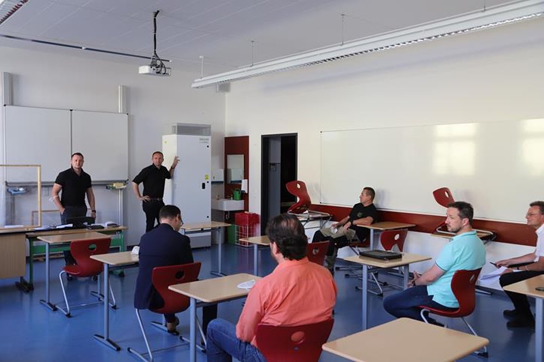 Auf diesem Foto sind Schüler in einem Klassenzimmer während einer Vorführung zu sehen