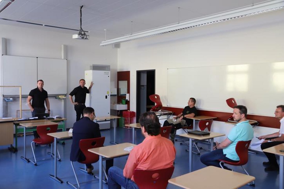 Auf diesem Foto sind Schüler in einem Klassenzimmer während einer Vorführung zu sehen