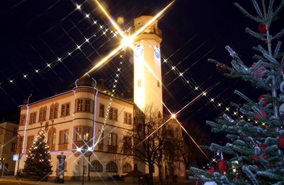 Auf diesem Foto ist das Rathaus im Weihnachtsschein zu sehen