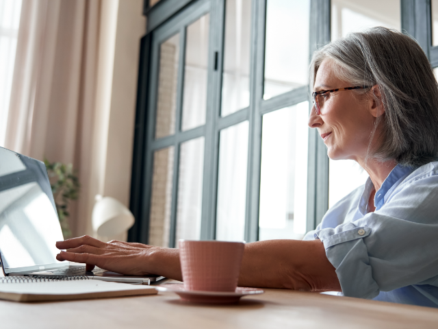 Eine Frau ist am Computer