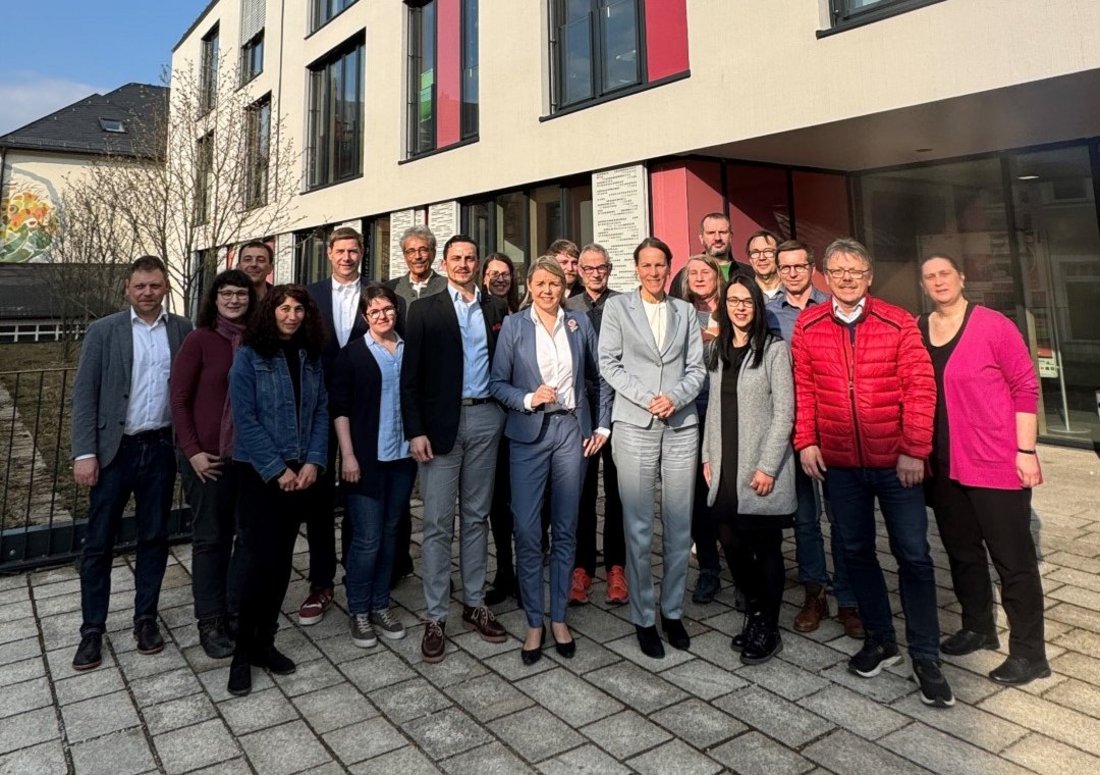 Auf dem Bild sind 20 Personen zu sehen, die vor dem Technischen Rathaus stehen.