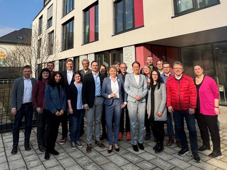 Auf dem Bild sind 20 Personen zu sehen, die vor dem Technischen Rathaus stehen.