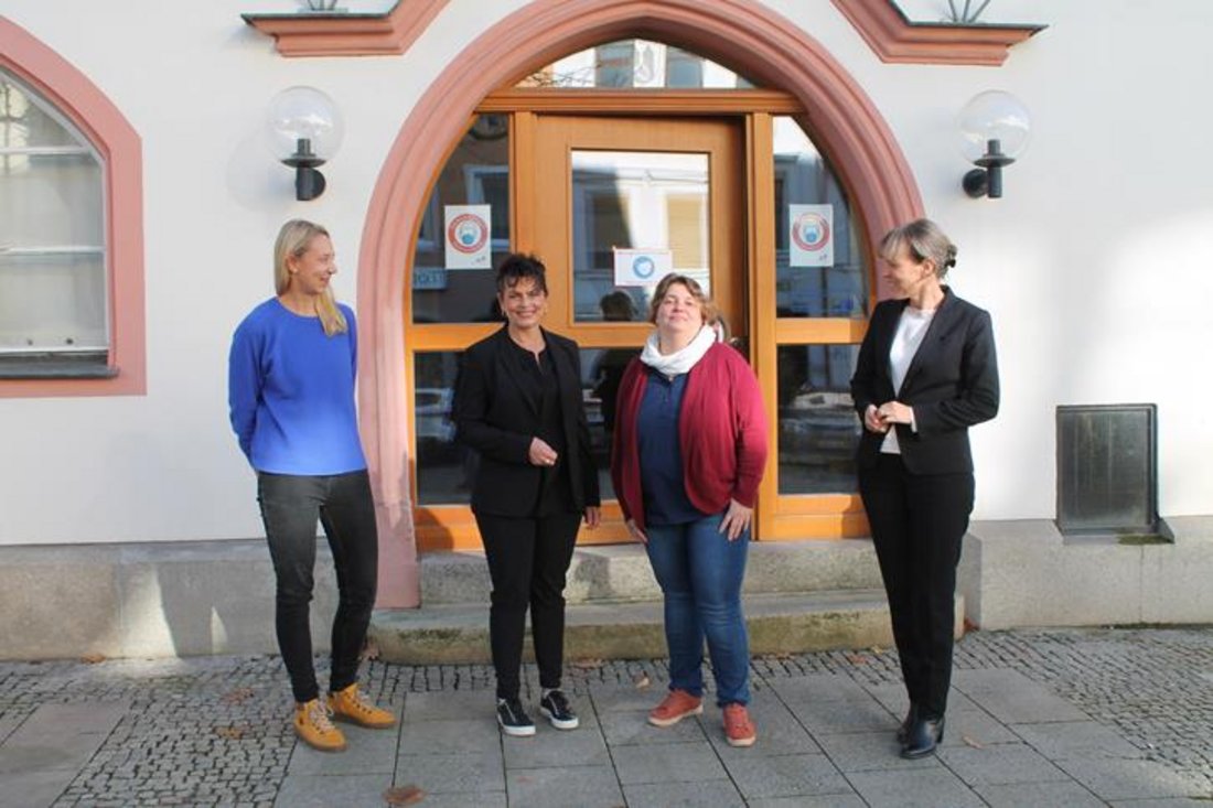 Auf diesem Foto Stadtteilkümmerer vor dem Rathaus zu sehen