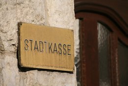 Dieses Foto zeigt ein Schild der Stadtkasse.