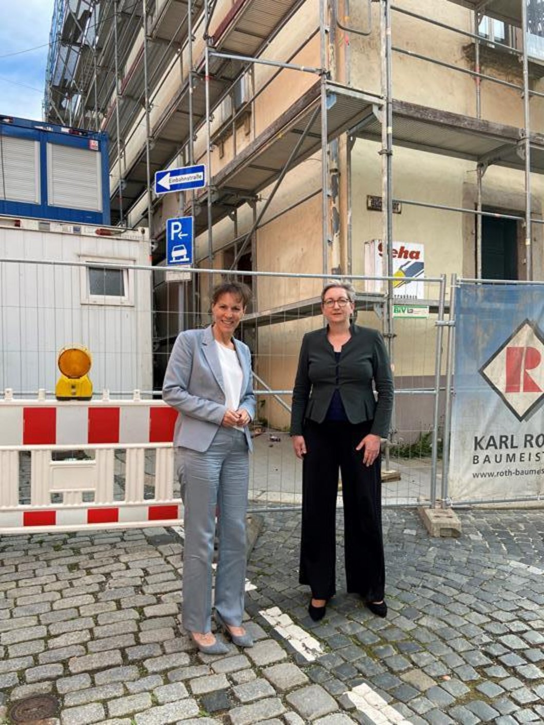 Auf diesem Foto ist Eva Döhla mit Klara Geywitz zu sehen