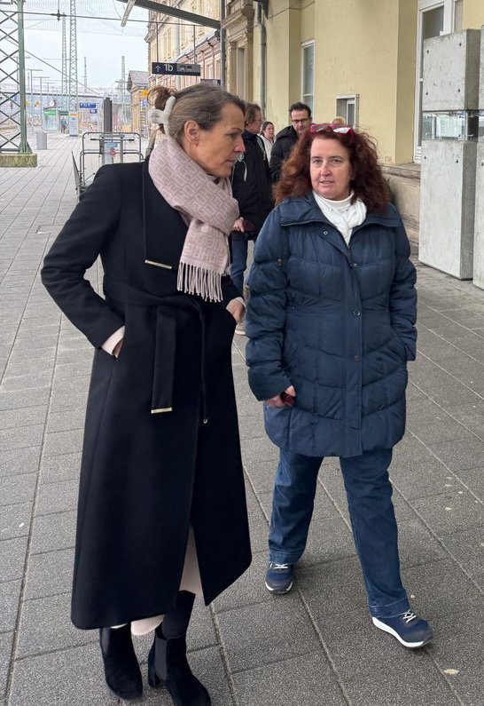 Auf dem Bild laufen zwei Frauen über das Geländes des Hauptbahnhofs.