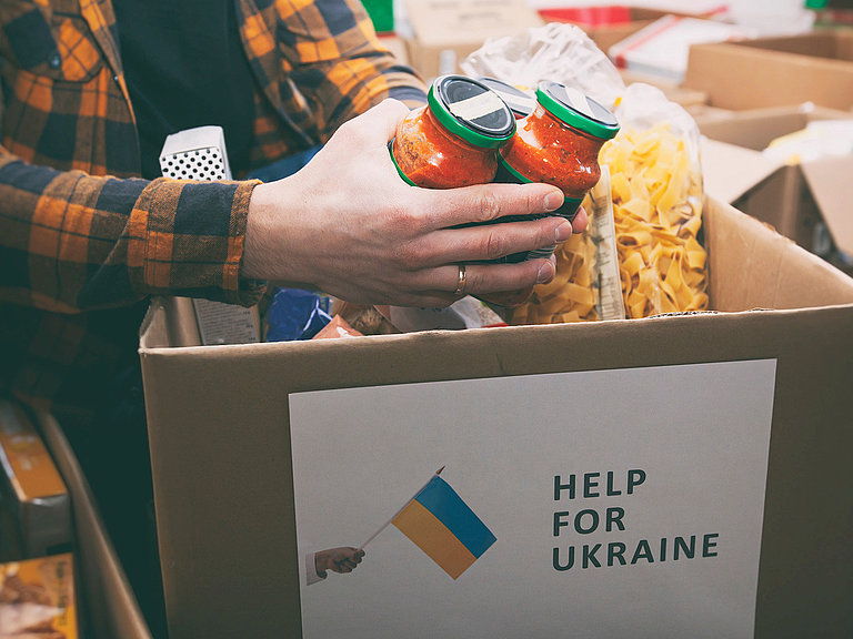 Auf diesem Foto ist eine Spendenbox für die Ukraine zu sehen
