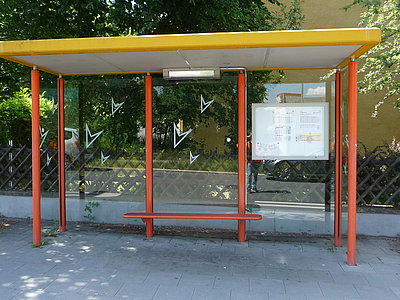 Auf diesem Foto ist eine Bushaltestelle in Hof zu sehen.