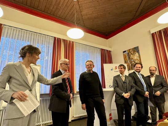 Foto: Stadt Hof OB Döhla und die Unternehmensbereichleiter sowie der Stadtwerke-Chef beantworten Fragen