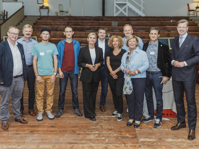 Auf dem Bild sieht man mehrere Menschen aus regionaler Wirtschaft und Politik.