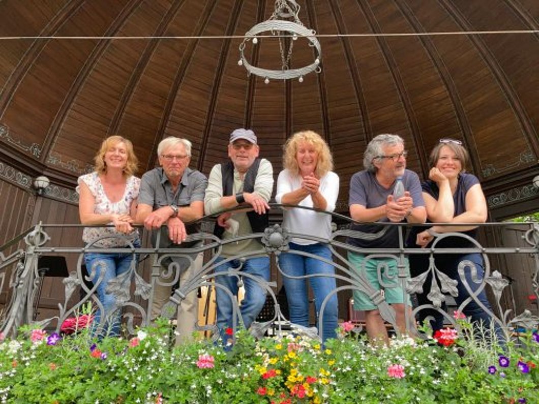 Photo of the group Kickstarter, taken in the music pavilion at Theresienstein