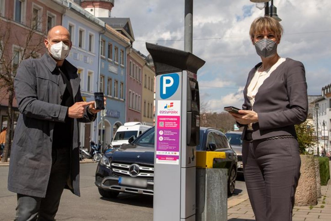 Auf diesem Foto ist Eva Döhla vor einem Parktautomat zu sehen