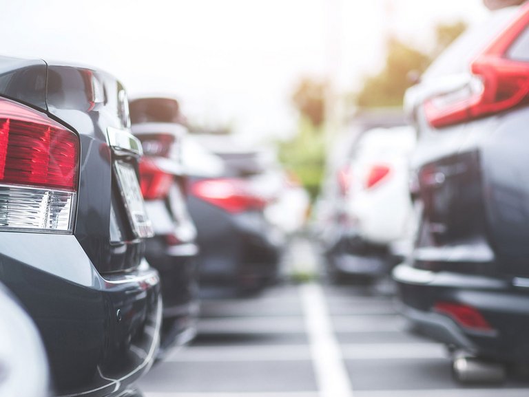 Autos auf einem Parkplatz