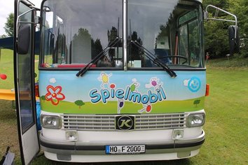 Auf diesem Foto ist ein bedruckter Bus zu sehen