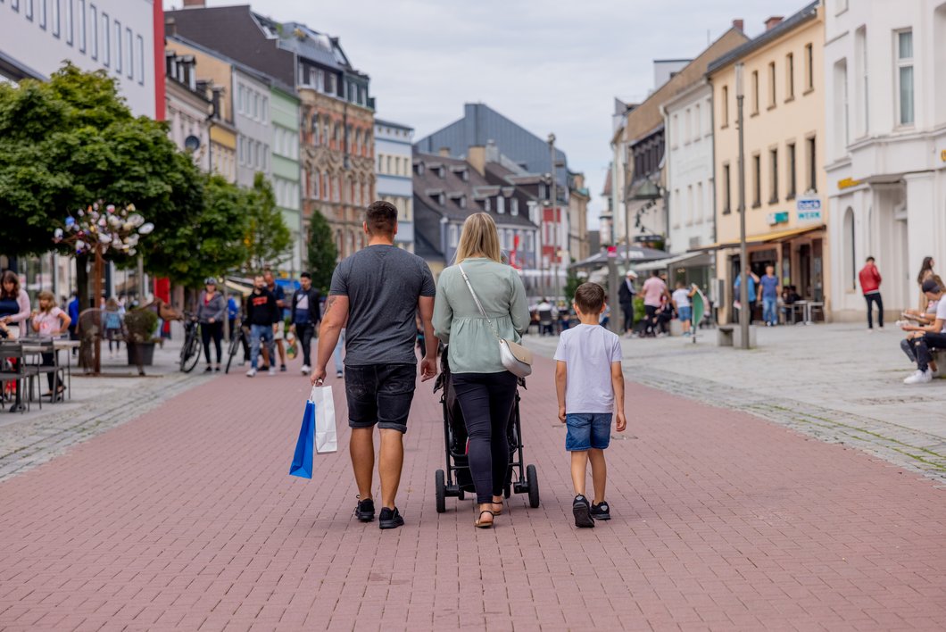 Auf diesem Foto ist eine Familie in der Innenstadt zu sehen