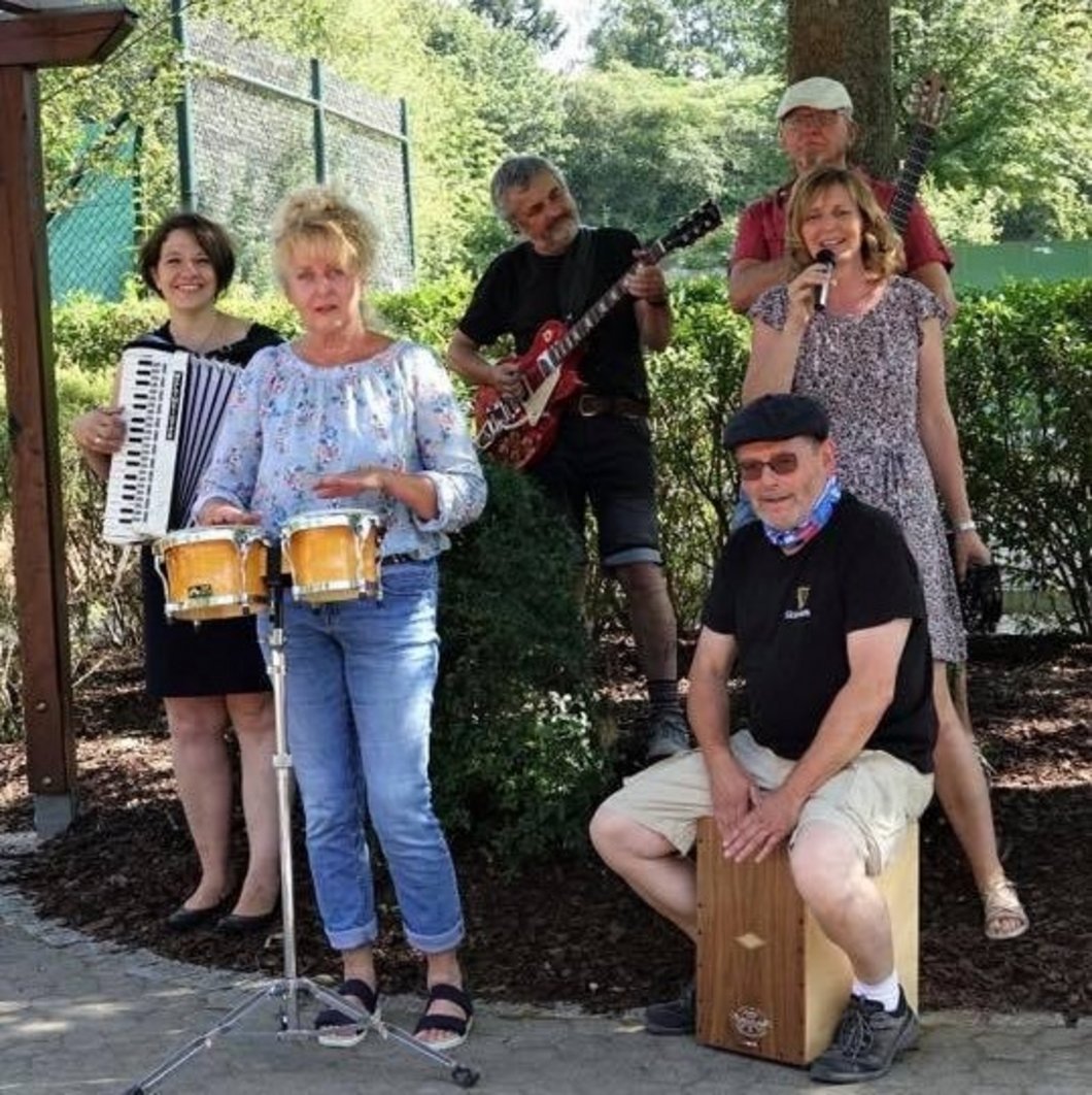 Auf diesem Foto ist eine Band zu sehen