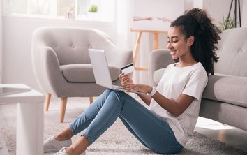 Young woman sitting at the laptop.