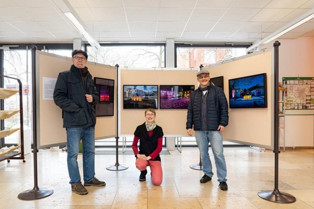 Auf diesem Foto ist drei Personen in der Bibliothek zu sehen