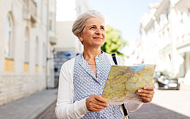 Auf diesem Foto ist ein Touristin mit Stadtkarte zu sehen