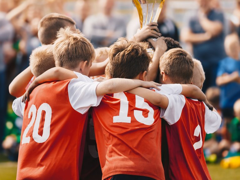 Auf diesem Foto ist ein Fußballspiel zu sehen