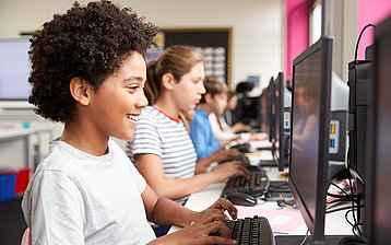 Auf diesem Foto arbeiten Schüler an Computern