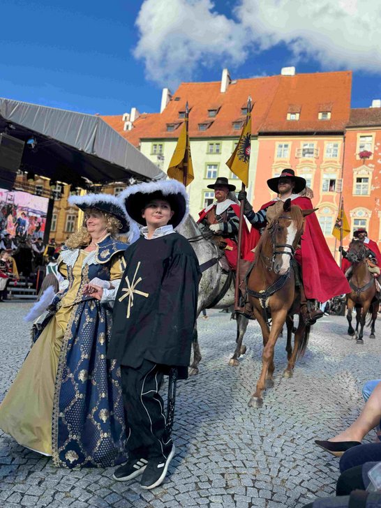 Auf dem Bild sieht man kostümierte Menschen auf den Wallenstein-Festspielen