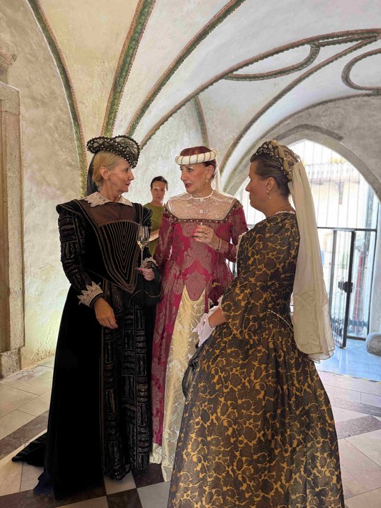 Auf dem Bild sieht man kostümierte Menschen auf den Wallenstein-Festspielen