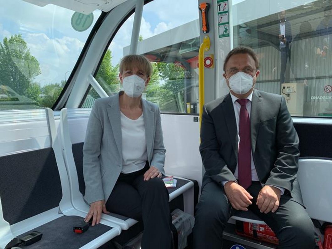 Auf diesem Foto ist Eva Döhla im Shuttle zu sehen