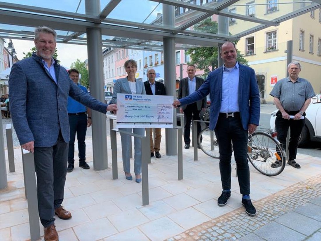 Gruppenfoto an einer Fahrradabstellanlage