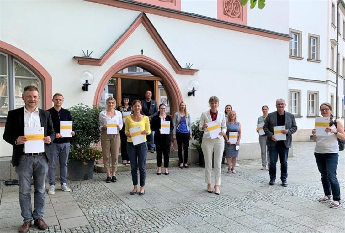 Gruppenfoto mit Eva Döhla vor dem Rathuas