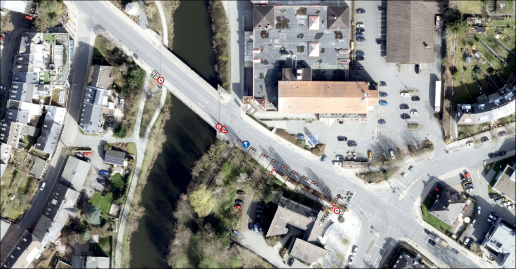 Auf dem Bild ist eine Brücke mit umgebenden Straßen von oben zu sehen.