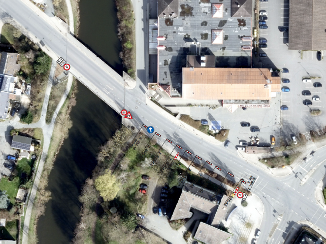 Auf dem Bild ist eine Brücke mit umgebenden Straßen von oben zu sehen.