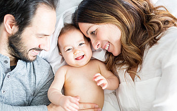 Foto einer Familie mit einem Neugeborenen