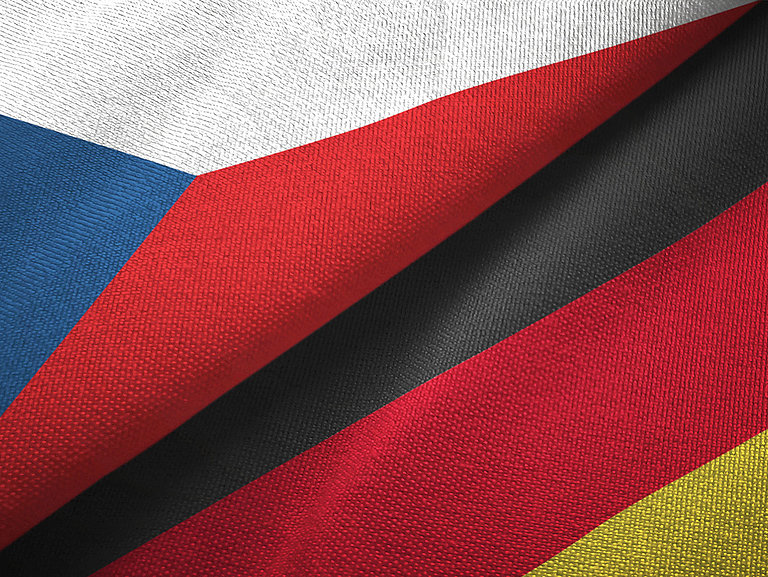 Auf diesem Foto ist die deutsche und die tschechische Flagge zu sehen