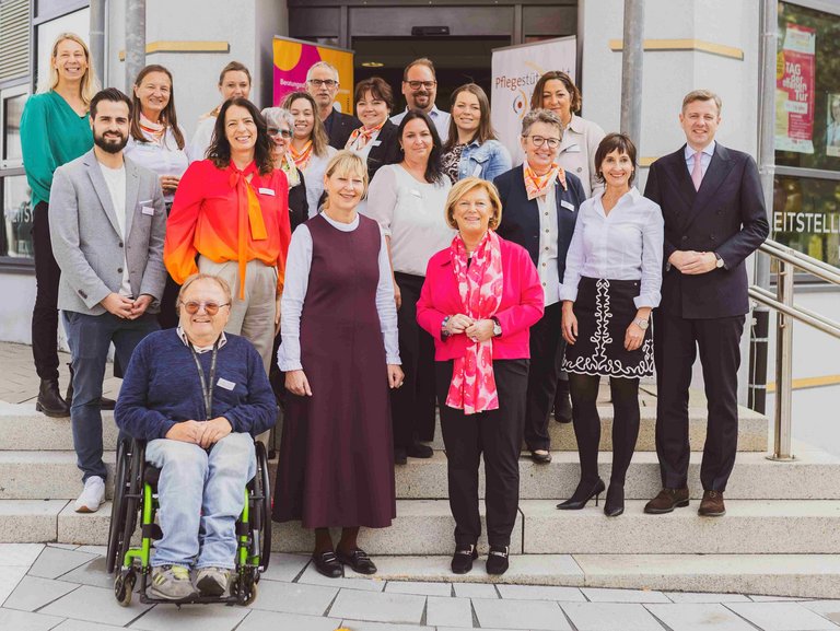 Auf dem Bild sieht man Menschen vor der Leitstelle Pflege Hofer Land